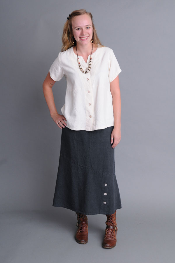 A look that’s good for the long run: Swallowtail Top in undyed hemp/Tencel over an Angled Skirt in Graphite. 