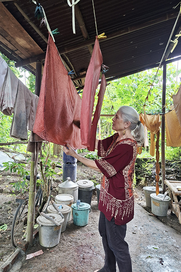 Rose explores natural dyeing at Indonesian dyer Dedi's outdoor workshop