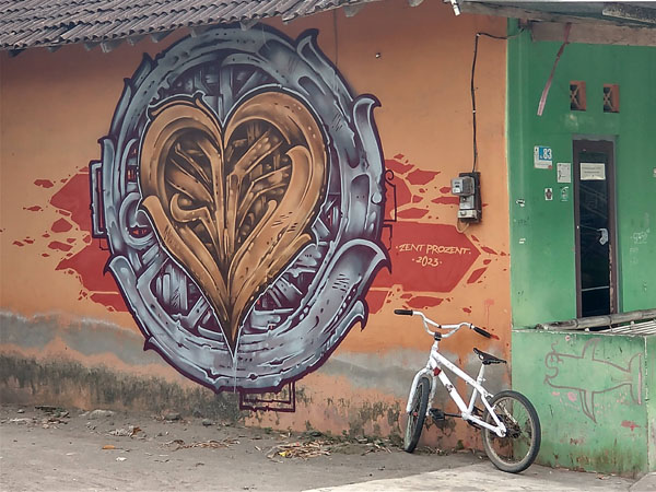 This work is by Zent Prozent (@zentprozent on Instagram) whose work is found all around Yogya.