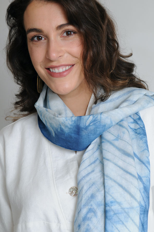 Tilting rain scarf of fine linen